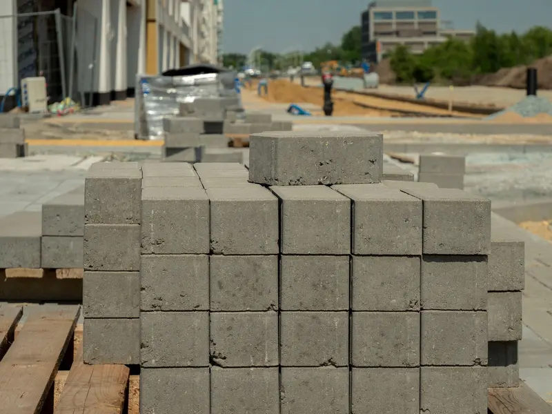 Betonski blokovi složeni na paleti na gradilištu